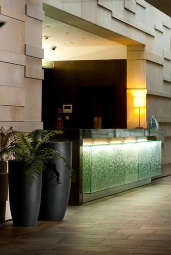 Moderner Pflanztopf mit schlanker, hoher Form anthrazit MyTraumgarten