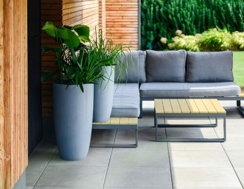 Moderner Planztopf mit schlanker, hoher Form dunkelgrau MyTraumgarten